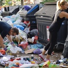 Emergenza rifiuti, residenti raccolgono i rifiuti, via Cassia