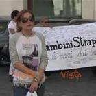Bibbiano, la protesta di un gruppo di mamme davanti Montecitorio