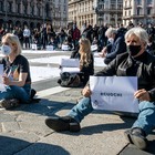 Milano, in piazza Duomo la protesta delle tovaglie apparecchiate: «Non aprirà più il 30% dei locali»
