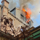 Incendio in un appartamento del centro storico: palazzo evacuato. Fiamme visibili a chilometri di distanza Foto