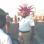 India, poliziotto indossa un casco a forma di coronavirus