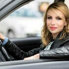 Più donne al volante in Italia, sono il 41,7% delle immatricolazioni di auto nuove nel 2024. E preferiscono le ibride