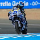 Alex Marquez prima cade, poi fa il record della pista e domina le libere a Jerez. Bagnaia alle sue spalle