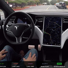 Tesla Model 3 in guida autonoma affronta la rotonda dell’Arco di Trionfo