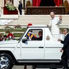 Papamobile elettrica per l'insediamento di Leone XIV. È una Classe G elettrica donata a Francesco prima del Giubileo