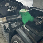 Carburanti: scende il prezzo del gasolio, in rialzo la benzina. Verde self service a 1,703 euro/litro, diesel self a 1,603