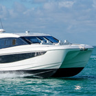 Aquila 42 Coupé, catamarano sportivo con due cabine. Vola a 45 nodi con 2 motori e 3 foil