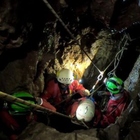 Escursionista scivola in una grotta e muore (dopo un volo di 15 metri) sotto gli occhi degli amici: «Erano in un'area chiusa al pubblico»