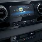 «Gli automobilisti rischiano di rimanere senza radio in auto». Agcom lancia l'allarme: «Alcuni costruttori già non le producono più»