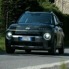 Hyundai Inster Cross, la compatta elettrica per la città e l'offroad. Ha motore da 115 cv e batteria da 49 kWh