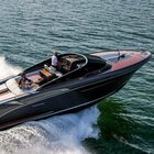 Riva in festa per il varo del 100° esemplare di Rivamare. E il Ceo Galassi annuncia: «Tre novità in arrivo»