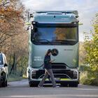 Mercedes, i camion intelligenti della Stella proteggono pedoni e bikers. Il veicolo stesso è in grado di “vedere dove nessuno guarda”