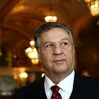 Renato Pozzetto compie 85 anni, lo storico «Taac», la locanda con il fratello, la morte della moglie e la povertà da giovane: «Ho sofferto la fame»