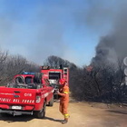 Incendio a Punta Molentis in Sardegna, bagnanti intrappolati in spiaggia: fiamme bloccano le vie di fuga, auto bruciate