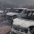 Incendio vicino alla spiaggia di Villasimius, le carcasse delle auto bruciate