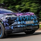 Cayenne electric, Porsche alza l'asticella. Prestazioni esaltanti, ricarica ad induzione e accelera da 0 a 100 in meno di 3”