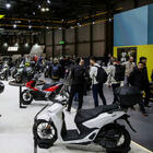 Eicma 2025 apre al pubblico, una folla appassionati in fila. Alla kermesse dimostrazioni e test di mobilità urbana