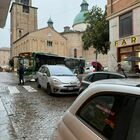 Parcheggia il Suv sulla ciclabile in centro a Treviso e il traffico si blocca: autobus fermi e stop alla corsa allo shopping per l'ultimo regalo