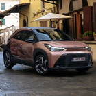 Aygo X, la prima della classe. Toyota estende la tecnologia full hybrid che ha inventato 30 anni fa al suo modello pi&ugrave; compatto