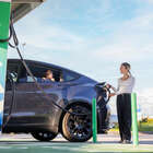 Spagna, crescono del 37% i punti di ricarica per auto elettriche nel 2025: totale record a 53.072 unit&agrave;