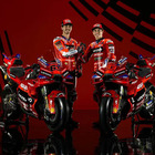 Ducati presenta a Madonna di Campiglio la GP26, la livrea è Rosso Centenario. Bagnaia e Marquez insieme: «È bellissima»