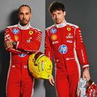 Ferrari, ecco le nuove tute di Hamilton e Leclerc per il Mondiale 2026. Venerdì tolti i veli dalla nuova monoposto