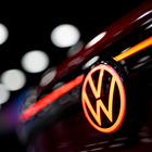 Volkswagen corre alla Borsa di Francoforte: +5%, liquidità superiore alle attese nel 2025: "oltre 34 miliardi di euro"