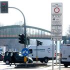 Milano, il Comune fa slittare a ottobre 2027 i divieti per moto inquinanti in Ztl Area B