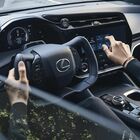 Lexus rivoluziona lo sterzo introducendo il sistema steer-by-wire. La nuova frontiera del piacere di guida passa dall'elettronica