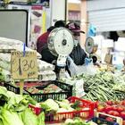 immagine Guerra Iran, «i prezzi di frutta e verdura aumenteranno del 30%», l'allarme nei mercati romani. Sale anche la benzina