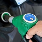 Carburanti, prezzi al galoppo: benzina self service oltre 1,7 euro. Il gasolio vola sopra 1,8 euro al litro