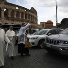 A Santa Francesca Romana, patrona degli automobilisti, si &egrave; rinnovata la tradizione della benedizione delle auto al Colosseo