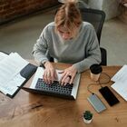 immagine Mamme e lavoro, lo sfogo di una lettrice: «Amo mio figlio ma mi sento oppressa, se in ufficio ti alzi alle 18.30 sei pigra»