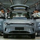 Cina: -15% a 1,65 milioni le immatricolazioni auto a marzo. Le vendite di veicoli elettrici e ibridi scese del 14% a 848.000 unit&agrave;