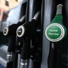 Carburanti ancora in calo, gasolio self a 2,162. Prezzo medio benzina a 1,783 euro al litro