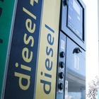 Carburanti, scendono i prezzi: benzina self a 1,758 euro. Diesel in calo a 2,103 euro al litro
