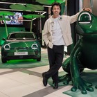 Twingo torna a Milano e si fa arte: al Fuorisalone Renault trasforma Brera in uno stagno pop