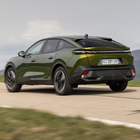 Peugeot 408, l'originale fastback del Leone si rinnova dentro e fuori. &Egrave; mild hybrid, plug-in e 100% elettrica