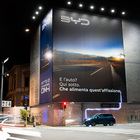 BYD illumina Milano: la Atto 2 DM-i alimenta una maxi-affissione con il Veichle to Load