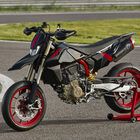 Ducati Hypermotard, ecco l'intrigante 698 Mono Nera. Leggera e compatta, con livrea total black