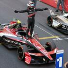FE, De Vries (Mahindra) trionfa nell'E-Prix di Monaco. Poi Evans (Jaguar) e clamoroso podio per il debuttante Mart&igrave; (Cupra)