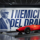 Lo sport al Mauto: dalle auto alle mitiche tute. Quella delle monoposto &egrave; dedicata ad Enzo Ferrari ed ai suoi mitici rivali inglesi