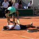 immagine Mensik collassa al Roland Garros dopo 4 ore e 40 contro Navone: i medici se ne accorgono tardi