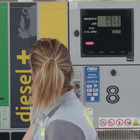 Carburanti: domani scade sconto fiscale, senza interventi gasolio salir&agrave; a 2,1 euro al litro