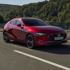 Mazda3 si aggiorna con il model year 2027. Aumenta la dotazione e la sicurezza, arriva l'allestimento Homura Plus