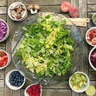 immagine «Niente acqua ghiacciata e tanta frutta di stagione»: la dieta consigliata dagli esperti contro il caldo e la stanchezza