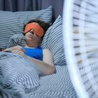 immagine Caldo, notti tropicali con 28 gradi: i consigli per dormire bene. Dalle lenzuola alla cena ai ventilatori (che non sempre servono)