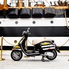 Vespa incontra l'Amerigo Vespucci a New York. Per l'occasione debutta un esemplare unico