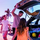 Noleggio auto, l&rsquo;estate 2026 viaggia elettrificata: ibride ed elettriche al 54%