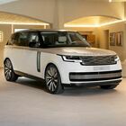 Range Rover porta il modern luxury a Porto Cervo. C'&egrave; il Bespoke Studio: l'atelier nella Promenade du Port